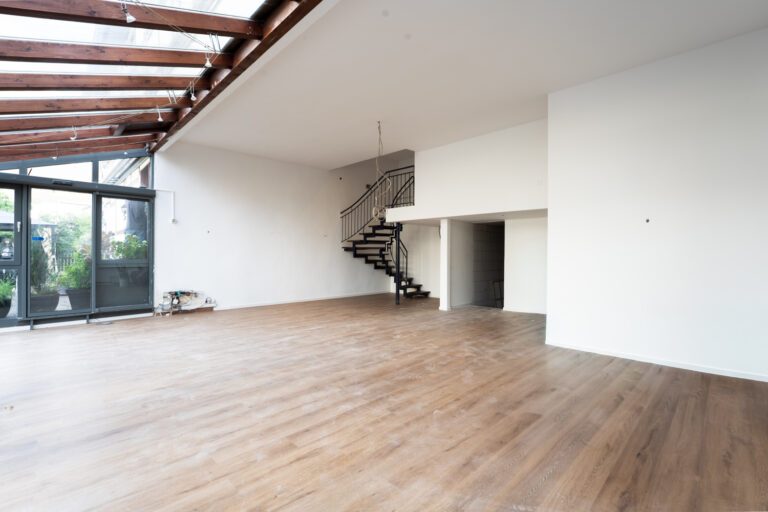 Blick Richtung Empore mit Toiletten