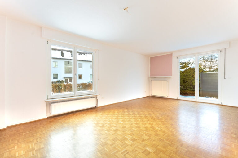 Wohn- und Essbereich mit Zugang zur Terrasse