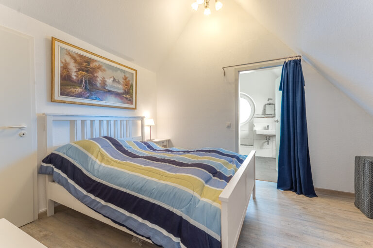 Schlafzimmer mit ensuite Badezimmer im Dachgeschoss