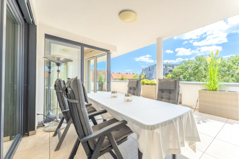 Terrasse vor dem Wohnzimmer