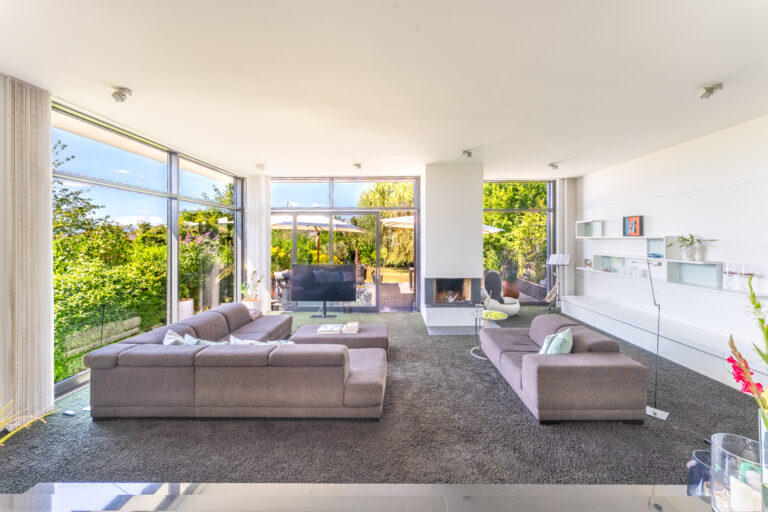 Wohnbereich mit Zugang zur Terrasse und dem Garten