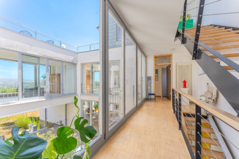 Treppenhaus zum Atrium im 1. OG