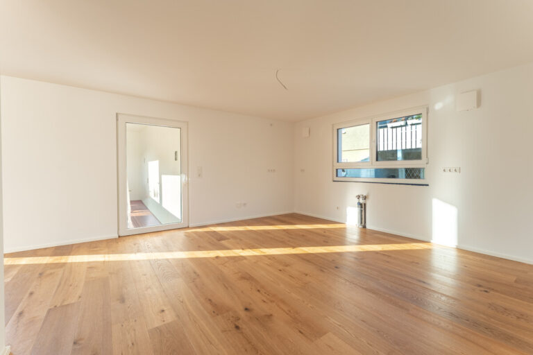 Küche mit Essbereich und Zugang zum Wintergarten