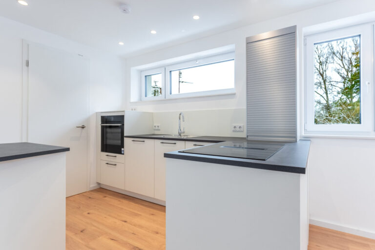 Küche mit Abstellkammer