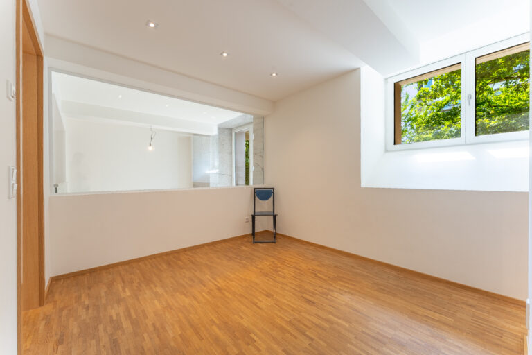 Schlafzimmer 1 im 1. OG mit Fenster zum Wohnbereich