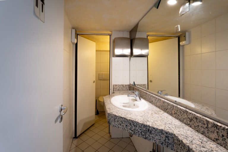 Toilette auf Empore der Gewerbeeinheit