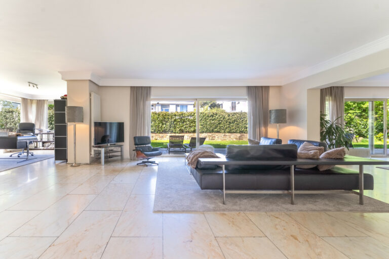 Wohnbereich mit Arbeitszimmer im Hintergrund