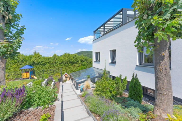 Weg von der Pforte zum unteren Eingang und zum Garten