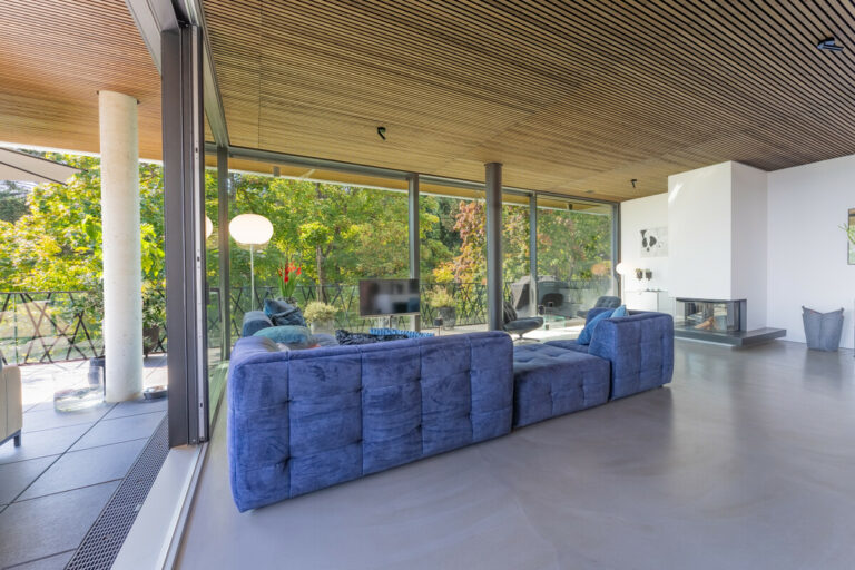 Blick vom Essbereich zum Wohnzimmer