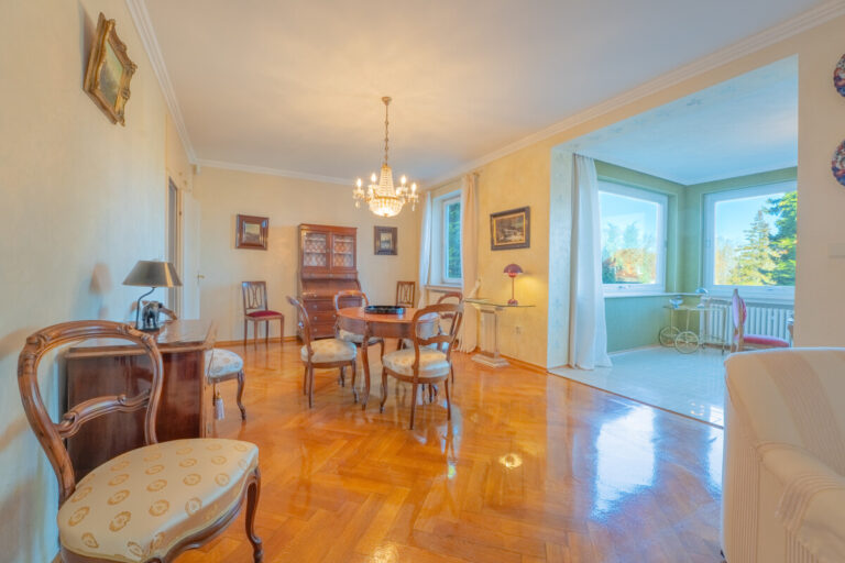 Essbereich mit Zugang zum Wintergarten