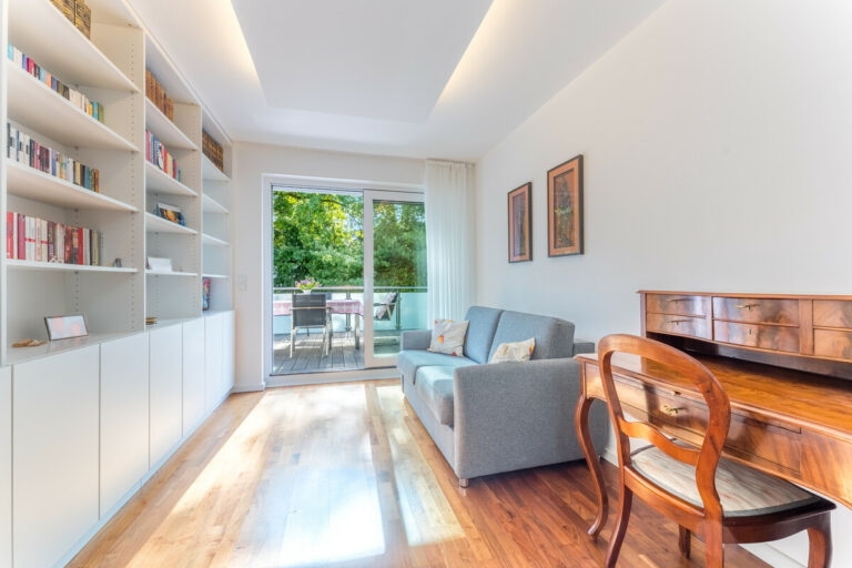 Kinder-, Gäste- oder Arbeitszimmer mit Terrassenzugang