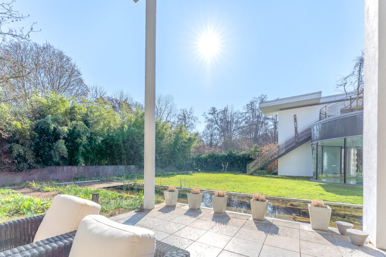 Blick in den Garten von der Terrasse