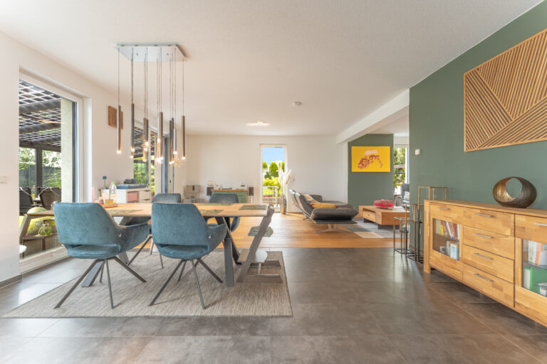 Blick auf Esszimmer von der Küche