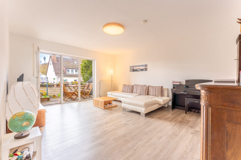 Wohnzimmer mit Zugang zum Südbalkon