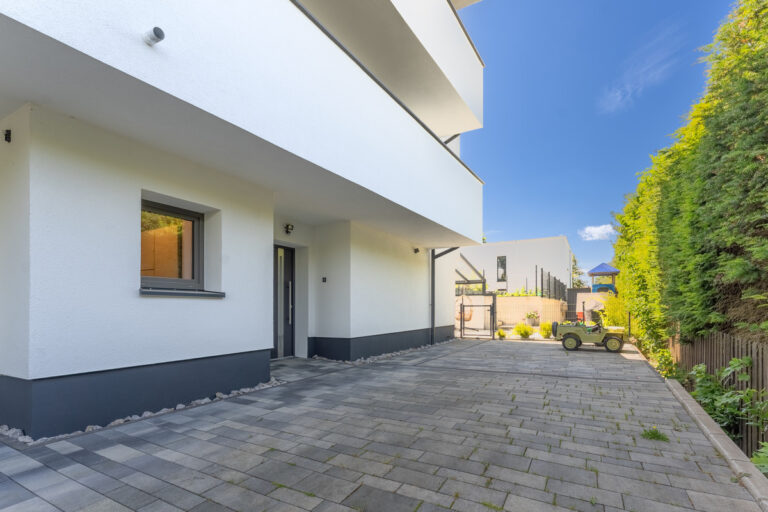 Untere Eingangstür mit Stellplatz davor