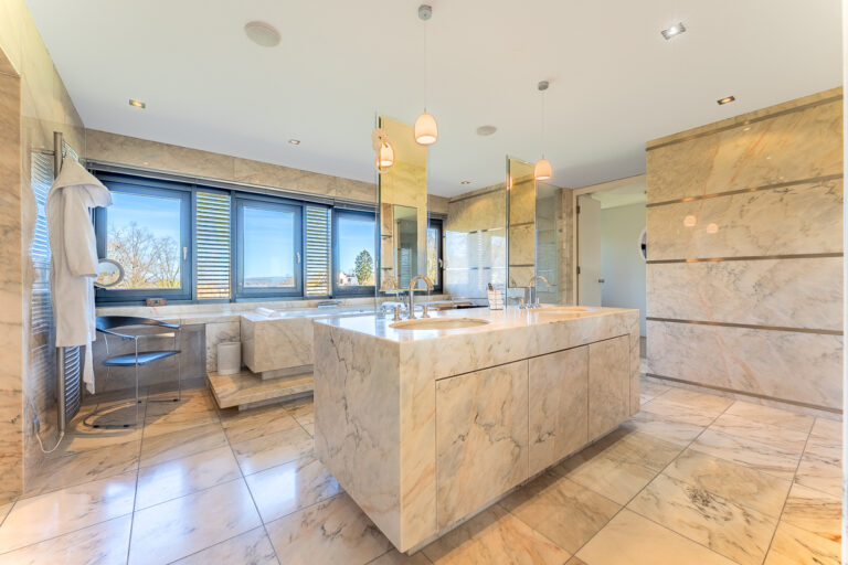 Haupt-Badezimmer mit Badewanne und Dusche