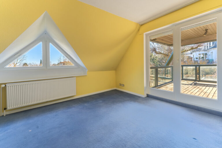 Kinderzimmer 3  mit Balkonzugang im Obergeschoss